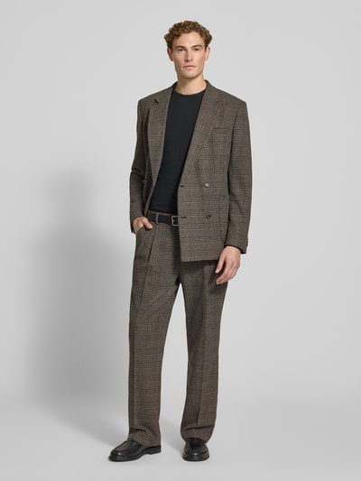 Männermodel trägt Regular Fit Sakko mit Reverskragen und Knopfverschluss von MCNEAL, Material-Mix, Zweireiher, Ganzkörperansicht von vorne.
