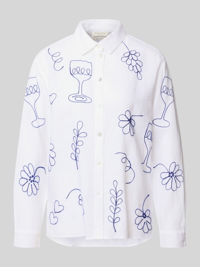 Frauenmodel trägt Regular Fit Leinenbluse im Allover-Look von Christian Berg Woman, weiß mit blauen Linien, Knopfleiste, Hemdblusenkragen, reine Leinen, Ganzkörperansicht von vorne.