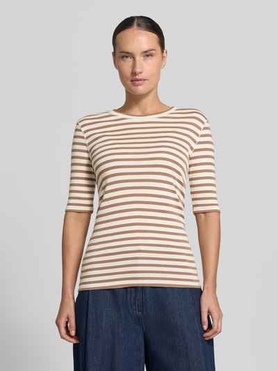 Frauenmodel trägt Skinny Fit T-Shirt mit Rundhalsausschnitt von Closed in Beige-Braun gestreift, Halbarm, Baumwoll-Modal-Mix, Ganzkörperansicht von vorne.