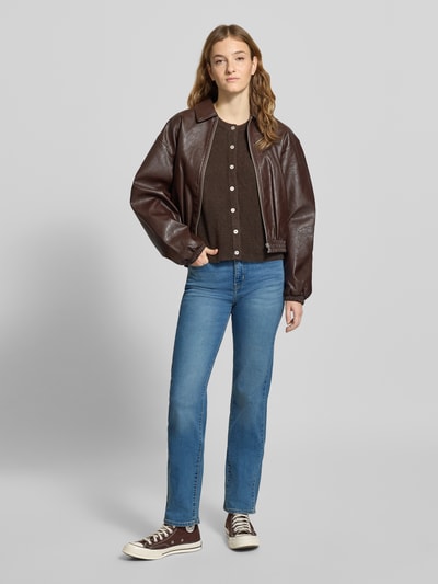 Modelka kobieca nosi Straight Fit Jeans mit 5-Pocket-Design od Levi's®, bawełna ze stretch, krój prosty, średni niebieski, Szerokość w rozmiarze 27/32: 38 cm, długość nogawki wewnętrznej: 80 cm, widok całej sylwetki z przodu.