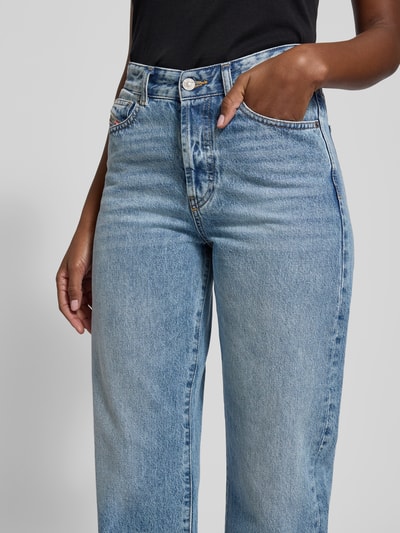 Frauenmodel trägt Wide Fit Jeans mit 5-Pocket-Design von Diesel aus reiner Baumwolle, lockerem Schnitt, Label-Detail, Nahaufnahme Oberkörper.