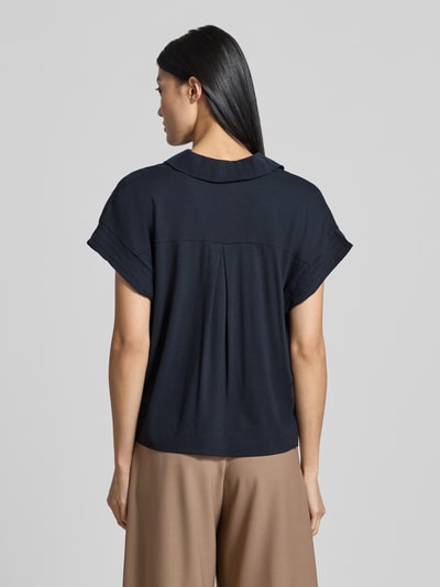 Vrouwenmodel draagt blouse met korte mouwen Regular Fit van modalmix model 'Sinula' van OPUS, Dames Kurzarmbluse, volledig achteraanzicht.