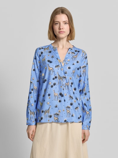 Vrouwenmodel draagt Regular Fit Bluse mit Allover-Motiv-Print Modell 'Vince' van Smith and Soul, blauwe kleur, katoenen stof, tuniekhals, lange mouwen, voorkant borst-buik hoogte, context: damesblouse van 100% katoen, ruglengte maat S: 66 cm, mouwlengte maat S: 61 cm, allover print. Ganzkörperansicht van voren.