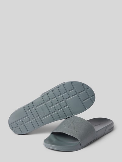 Produktfoto, graue Badeschuhe mit Logo-Detail von CK Calvin Klein, strukturierte Sohle, Herren Badeschuhe von CK Calvin Klein