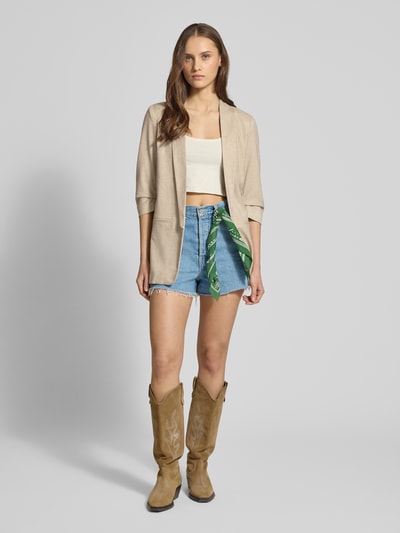 Frauenmodel trägt Regular Fit Longblazer mit 3/4-Ärmeln Modell 'ELLY' von ONLY in Melange-Optik, angedeutete Paspeltaschen, Schalkragen, Verschlusslos, Ganzkörperansicht von vorne.
