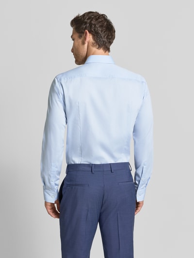 Męski model nosi niebieską koszulę Slim Fit Businesshemd aus reiner Baumwolle Modell 'Kason' von HUGO, gładka tkanina, całkowity widok z tyłu.
