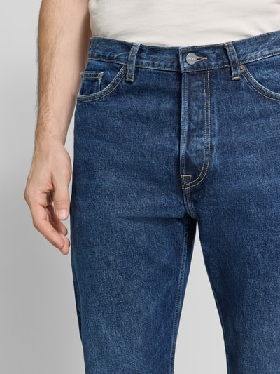 Männermodel trägt Jeans im Used-Look Modell 'Type 2' von Wood Wood, reine Baumwolle, Relaxed Fit, Nahaufnahme Oberkörper.