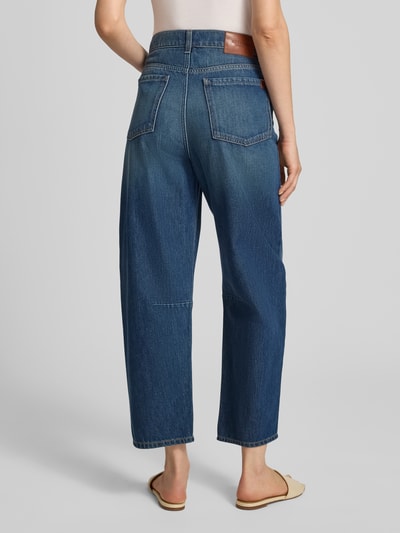 Frauenmodel trägt Regular Fit Barrel Jeans aus reiner Baumwolle Modell 'CADUCA' von Weekend Max Mara in mittlerem Blau, Damen Barrel Jeans, Ganzkörperansicht Rückansicht