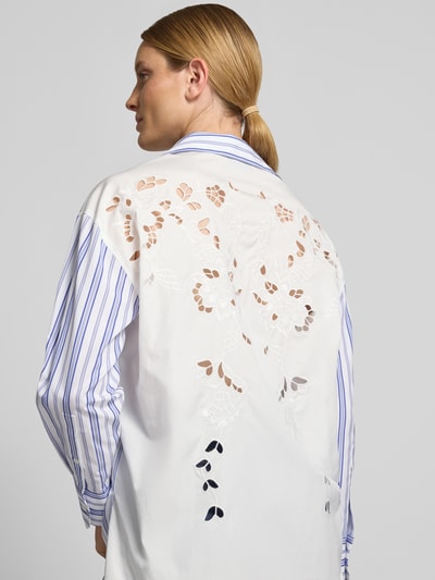 Frauenmodel trägt Loose Fit Hemdbluse aus reiner Baumwolle von Weekend Max Mara, Optik: Unifarben, Allover-Muster, Loch-Motivstickerei, Hemdkragen, einreihige Knopfleiste, Langarm mit Manschette, reine Baumwolle, Ganzkörperansicht Rückansicht.