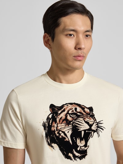 Mężczyznamodel nosi Regular Fit T-Shirt mit Motiv-Print od Antony Morato, mieszanka bawełny, okrągły dekolt, długość tyłu w rozmiarze M: 64 cm, jasny kolor, nadruk z motywem tygrysa, gładka struktura, zbliżenie na górną część ciała