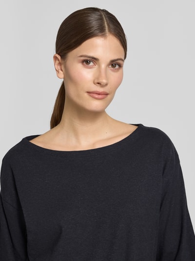 Vrouwenmodel draagt Relaxed Fit T-shirt aus Hanf-Mix van Lanius, mix van hennep en katoen, dames, katoenmix, relaxed fit, elastische band, halflange mouwen, ruglengte maat 36 53 cm, donkere effen kleur, gladde textuur, eenvoudige vorm, Nahaufnahme bovenlichaam.