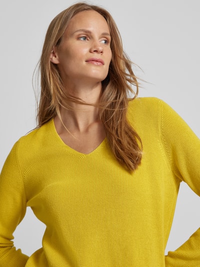 Christian Berg Woman Gebreide pullover met afgeronde V-hals Mosterdgeel - 3