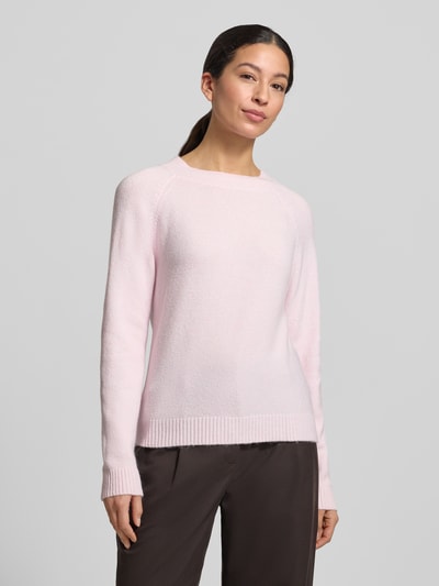 Vrouwenmodel draagt Regular Fit gebreide pullover met crew neck model 'DOFFY' van Vero Moda, effen look, lange mouw, geribde zoom, struc-textuur, applicatie met labelstitching, knitwear, kleur lichtroze, voorkant, bovenlichaam close-up.