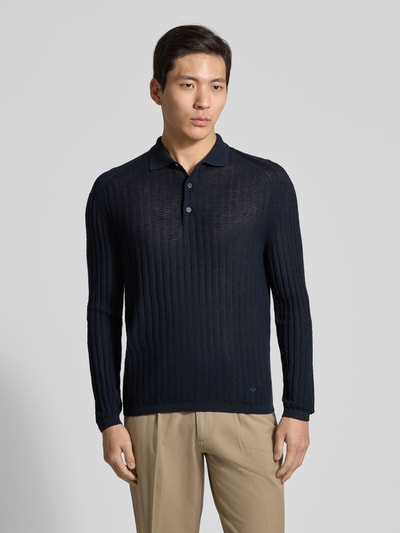 Männermodel trägt Slim Fit Pullover aus Lyocell-Mix mit Schurwoll-Anteil von Emporio Armani, dunkelblau, Stricktextur, Polokragen, Logo-Stitching, elastische Abschlüsse, Ganzkörperansicht von vorne.