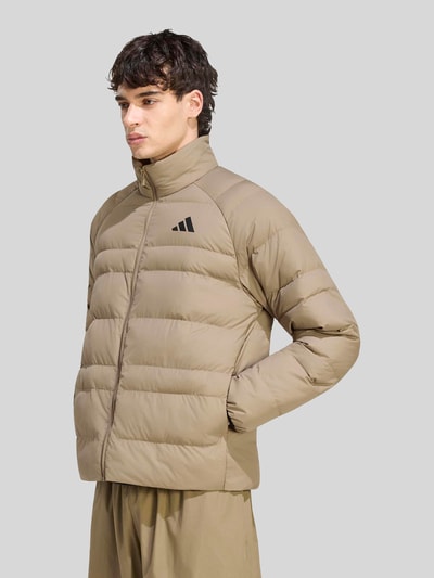 adidas Sportswear Regular Fit Steppjacke mit Logo-Print Beige 3