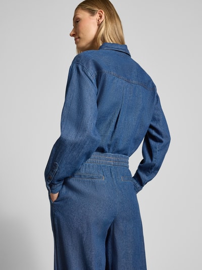 Frauenmodel trägt Wide Fit Jeans mit elastischem Bund Modell 'Archer' von ICHI, reine Baumwolle, blaue Farbe, Paspeltaschen, Ganzkörperansicht Rückansicht.