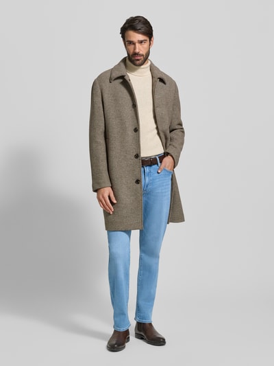 Männermodel trägt Comfort Fit Jeans mit Eingrifftaschen Modell 'Clint' von BRAX, Baumwoll-Mix mit Stretch-Anteil, Hellblau, Ganzkörperansicht von vorne, Bundweite 44 cm, Innenbeinlänge 75 cm, klassische Herren Jeans.