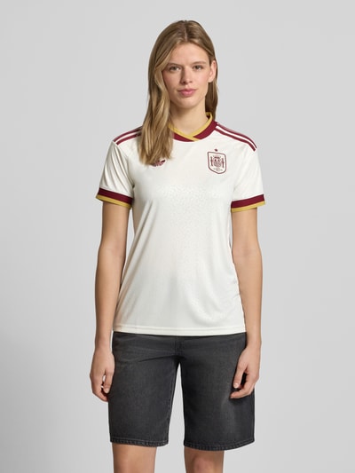 Frauenmodel trägt Spanien Auswärtstrikot 2026 von adidas Sportswear, Mehrfarbig, Regular-Fit, Logo-Stitching, CLIMACOOL Technologie, Rundhals, Kurzarm, Ganzkörperansicht von vorne.