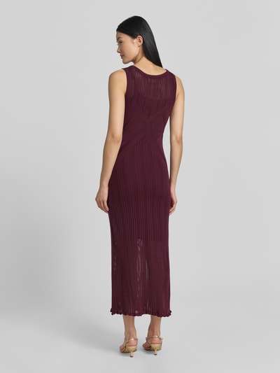Männermodel trägt sukienka z dzianiny z mieszanki bawełny i modalu, prosty krój, sukienka midi, okrągły dekolt, Strickkleid mit Rundhalsausschnitt von Jake*s Collection, długość tyłu w rozmiarze S: 123 cm, szerokość w rozmiarze S: 36 cm, bordowy kolor, widoczne pionowe tekstury, widok całej sylwetki z tyłu