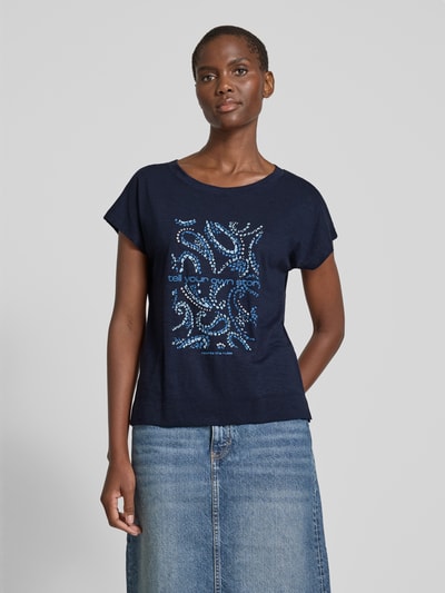 s.Oliver RED LABEL Relaxed Fit T-Shirt aus Baumwoll-Viskose-Mix mit Artwork Print Marine 4