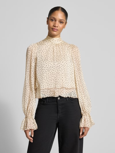 Frauenmodel trägt Regular Fit Bluse im Stufen-Look Modell 'LURDES' von Mango in Creme mit schwarzen Punkten, Stehkragen, Nahaufnahme Oberkörper.
