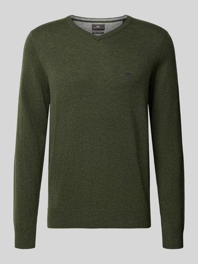 Produktfoto, Wollpullover aus Woll-Kaschmir-Mix von Fynch-Hatton in Olivgrün, V-Ausschnitt, Strick-Optik, gerippte Abschlüsse, Logo-Stitching