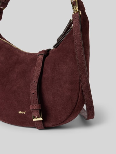 Produktfoto, Hobo Bag aus echtem Leder Modell 'NANA' von Abro in Bordeaux, samtige Oberfläche, metallic Label, Reißverschlussfach, Kontext: Damen Hobo Bag, abnehmbarer Schulterriemen, kurzer Tragehenkel, 30x28x5 cm, 32 cm Riemenlänge