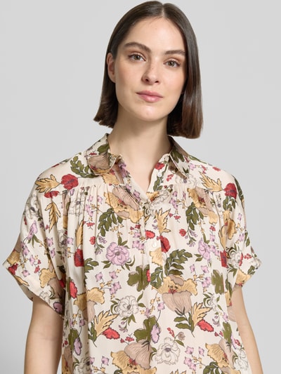 Frauenmodel trägt Bluse aus Viskose mit kurzer Knopfleiste Modell 'Winie Flowwi' von MOS MOSH, florales Muster, Gerade Passform, Reine Viskose, Hemdblusenkragen, Rückenlänge bei Größe S 60 cm, Ärmellänge 15 cm, Nahaufnahme Oberkörper.