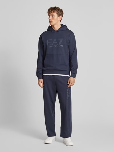 EA7 Emporio Armani Baggy Fit Sweatpants mit Label-Print Marine 1