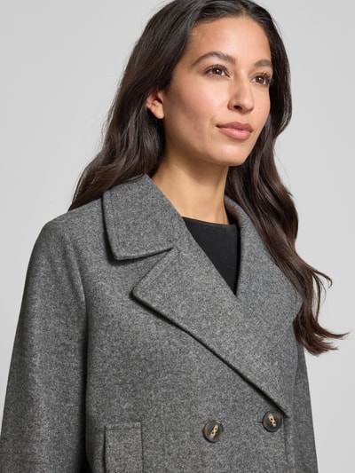 Vero Moda Cropped Trenchcoat mit doppelreihiger Knopfleiste Modell 'VINCEMIA' Mittelgrau Melange 3