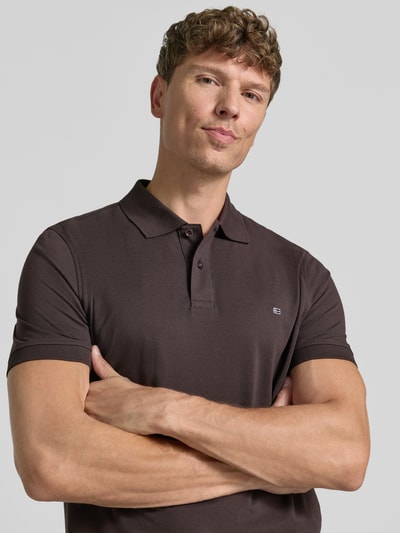 Mannelijk model draagt Regular Fit Poloshirt met Stitching van Christian Berg Men, katoen, knoopsluiting, donkerbruin, close-up bovenlichaam.