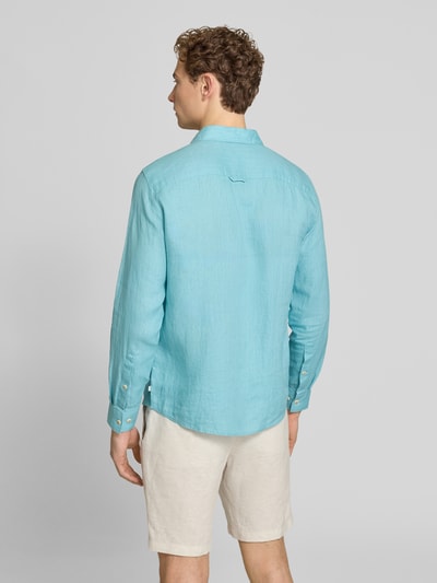 Männermodel trägt Regular Fit Freizeithemd aus reinem Leinen von s.Oliver RED LABEL in Hellblau, unifarben, Rückansicht, Ganzkörperansicht