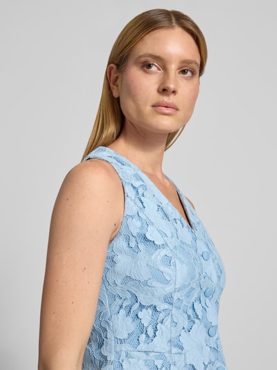 Modelka kobieca nosi Regular Fit Weste mit Allover-Spitzenbesatz od V by Vera Mont, mieszanka bawełny, dekolt w serek, lamowane kieszenie, jasnoniebieska koronka, długość tyłu w rozmiarze 36: 50 cm, zbliżenie na górną część ciała z przodu