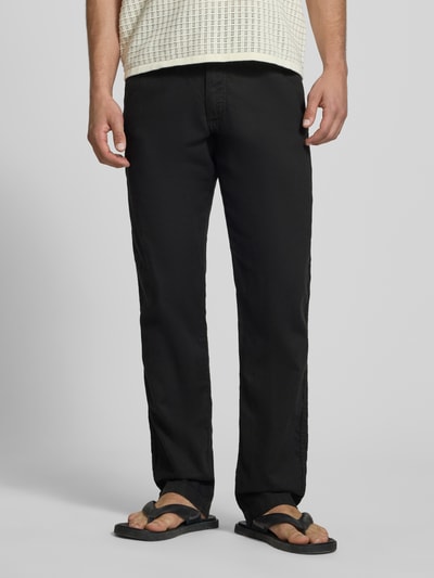 Männermodel trägt Relaxed Fit Hose aus Baumwoll-Leinen-Mix Modell 'KANE' von Jack & Jones in Schwarz, strukturierte Optik, Nahaufnahme Oberkörper. Baumwoll-Leinen-Mix, elastischer Bund mit Schnürung, Gesäßtaschen, Bundweite 42 cm, Innenbeinlänge 82 cm, für Herren.