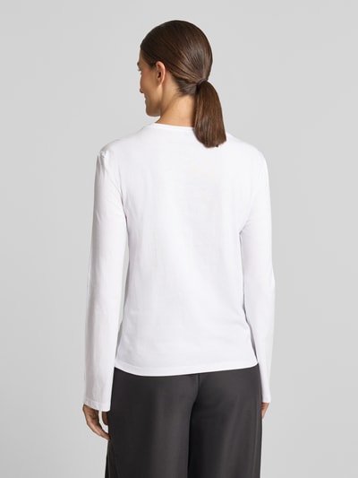 Vrouwenmodel draagt Regular Fit Longsleeve met Label-Stitching van Liu Jo White in puur katoen, ronde hals, ruglengte maat S 57 cm, geheel wit met gladde textuur, volledige lichaamsaanzicht achterkant.