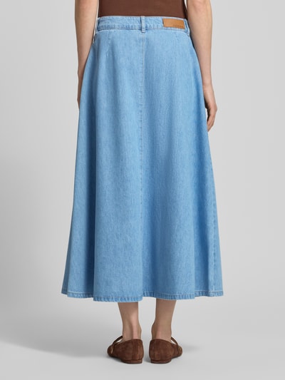 Frauenmodel trägt Maxirock in Denim-Optik mit Lyocell-Anteil von Comma, hellblau, A-Linie, Struktur aus Baumwoll-Lyocell-Mix, Ganzkörperansicht Rückansicht.