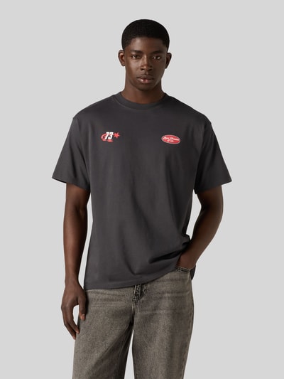 Levi's® T-shirt o kroju relaxed fit z czystej bawełny z nadrukiem na tyle Czarny 4