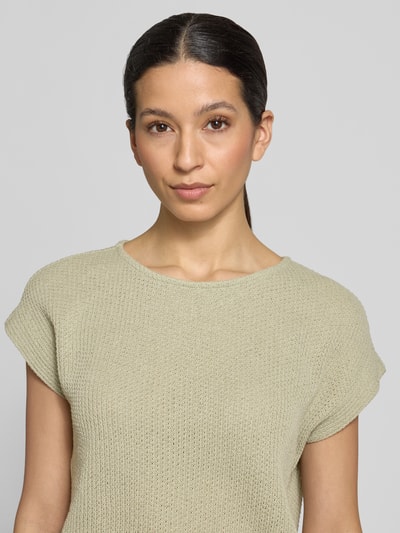Frauenmodel trägt Relaxed Fit T-Shirt in Strick-Optik Modell 'Sofrano' von OPUS, Baumwoll-Mix, Rundhalsausschnitt, Nahaufnahme Oberkörper.