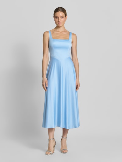 Modelka kobieca nosi Midikleid in A-Linie von Jake*s Cocktail, niebieski, taliowany krój, bez rękawów, długość tyłu 102 cm w rozmiarze 36, szerokość w rozmiarze 36: 40 cm, widok całej sylwetki z przodu