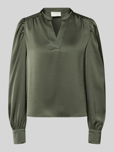 Produktfoto, Langarmbluse mit Stretch-Anteil Modell 'Rosslyn' von Neo Noir in Olivgrün, Satin mit Raffungen und Ballonärmeln, lockere Passform