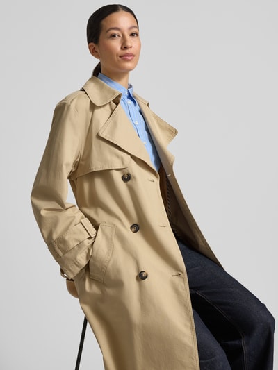 Vrouwenmodel draagt Regular Fit Trenchcoat uit katoen-lyocellmix van s.Oliver RED LABEL, effen, twill, met riem, lange mouwen, vooraanzicht bovenlichaam
