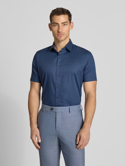 Männermodel trägt Slim Fit Business-Hemd aus Baumwolle mit Kentkragen von Jake*s in Dunkelblau, Knopfleiste, Nahaufnahme Oberkörper.