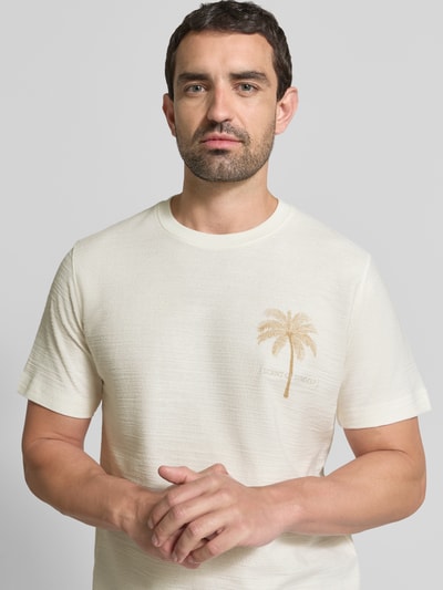 Mannenmodel draagt T-Shirt met Motiv-Print und Rundhalsausschnitt van JACK & JONES, mix van katoen en linnen, regular fit, motiefprint op lichte stof, stitchingdetails, ruglengte bij maat M 70 cm, Nahaufnahme Oberkörper.