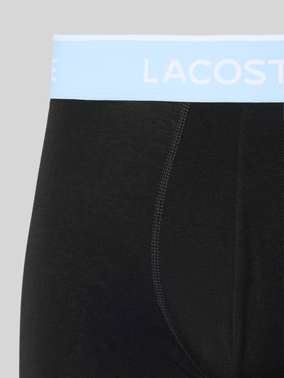 Produktfoto, Trunks aus Baumwoll-Mix im 3er-Pack von Lacoste, unifarbene Optik, Label-Bund, elastischer Bundabschluss, Nahaufnahme.