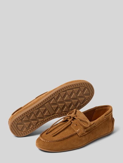 Produktfoto, Loafer aus echtem Leder mit Zierschleife von INUOVO in Braun, glatte Sohle, abgerundete Passform, Absatzhöhe 1 cm, Schafthöhe 6 cm, Schaftweite 11 cm, klare Linien, weiche Wildleder-Textur und strukturierte Profilsohle.