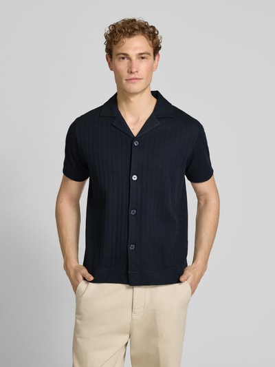 Męski model nosi Regular Fit Poloshirt mit durchgehender Knopfleiste von JOOP! Collection, bawełna, krój regular fit, model 'Juanmanuel', długość pleców w rozmiarze M: 72 cm, szerokość w rozmiarze M: 46 cm, długość rękawa w rozmiarze M: 24 cm, ciemnogranatowy, widok całej sylwetki z przodu.