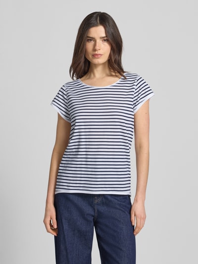 Kobiece model prezentuje T-Shirt mit Streifenmuster und Rundhalsausschnitt od Christian Berg Woman z bawełny ekologicznej, krój regular fit, wzór w paski, okrągły dekolt, długość tyłu w rozmiarze S: 69 cm, widok całej sylwetki z przodu.