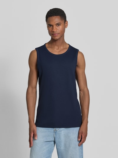 Männermodel trägt Slim Fit Tank Top aus Baumwoll-Mix von s.Oliver RED LABEL, Optik: Unifarben, Feinripp, Ganzkörperansicht von vorne.