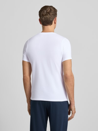 Männermodel trägt T-Shirt mit V-Ausschnitt im 2er-Pack von Christian Berg Men, weiß, Slim Fit, Baumwoll-Mix, Ganzkörperansicht Rückansicht.