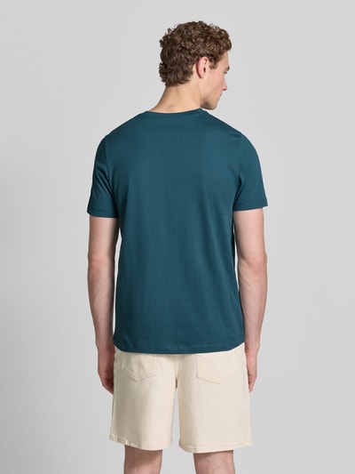 Männermodel trägt Regular Fit T-shirt uit puur katoen van s.Oliver RED LABEL, look: effen kleuren, labelprint, ronde hals, korte mouw, Ganzkörperansicht Rückansicht.